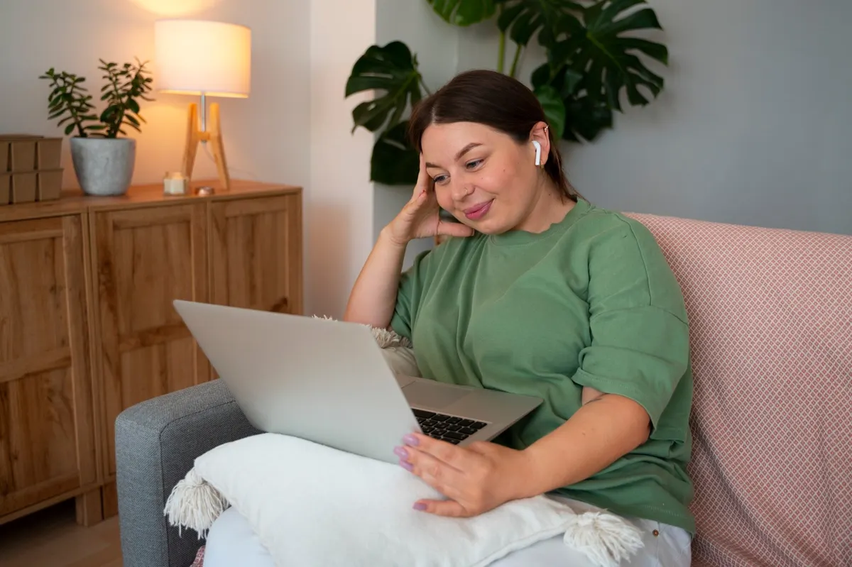Mujer en una sesión de terapia online por videollamada desde el sofá de su casa